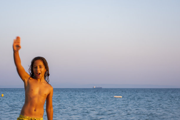 男孩在海里玩得很开心图片下载