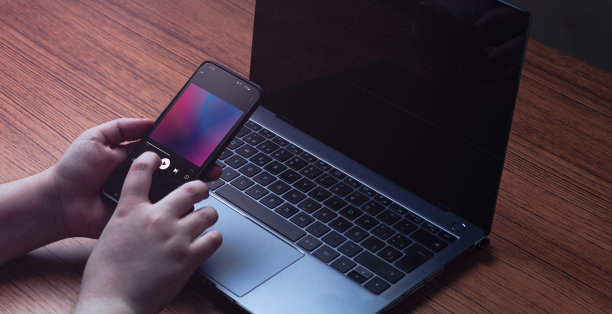 旗帜女用智能手机播放音乐。图片下载