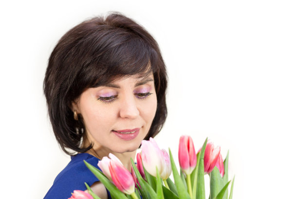 一位年轻的母亲收到了鲜花作为生日礼物图片下载