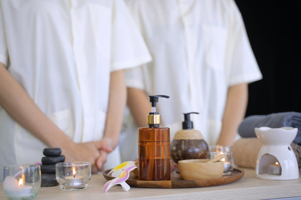 员工在温泉和度假酒店工作。图片下载