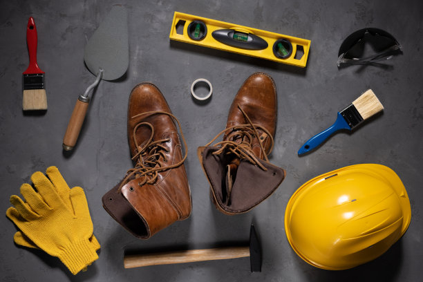 旧皮靴和建筑工作工具的地板背景纹理。改造的概念图片下载