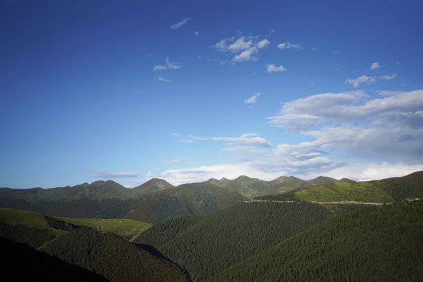 中国西藏的山脉和山路图片下载
