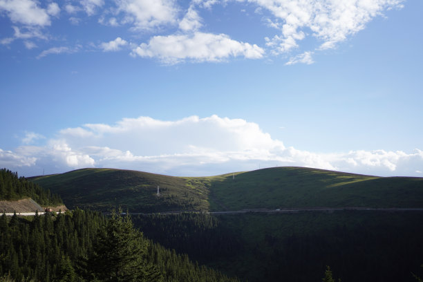 中国西藏的山脉和山路图片下载