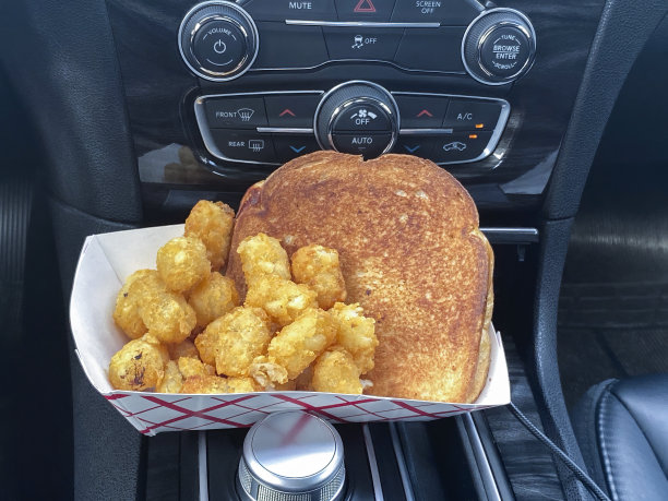 在车里吃快餐图片下载