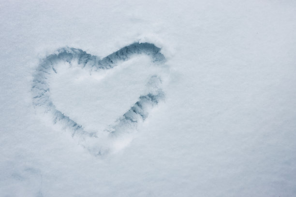 心的形状画在新雪上图片下载