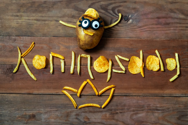 国王节是荷兰王国的一个全国性节日。有趣的土豆与眼睛和在一个领带的背景铭文科宁斯达图片下载