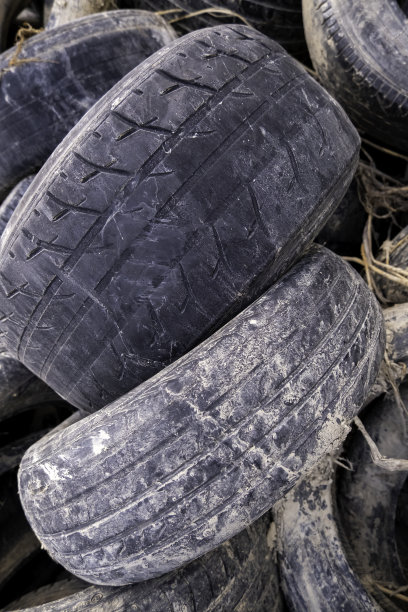 扔掉旧车轮图片下载