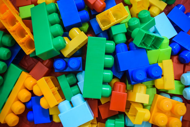 塑料积木。给孩子们的彩色积木。塑料玩具可以阻挡不同的颜色图片下载