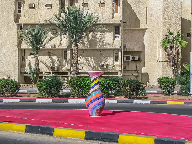 在埃及的沙姆沙伊赫，人行道上摆放着一个五颜六色的大罐子图片下载