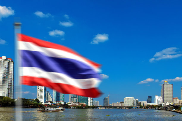 曼谷的城市景观与河边的高楼图片下载