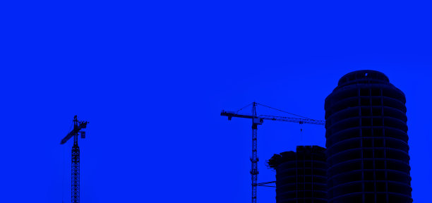 施工现场的起重机和建筑物图片下载