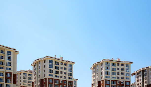 未完成的天空背景新住宅公寓楼图片下载