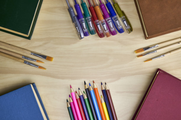 桌子的表面，书在角落，铅笔，画笔和自来水笔框架的背景概念的教育科学图片下载