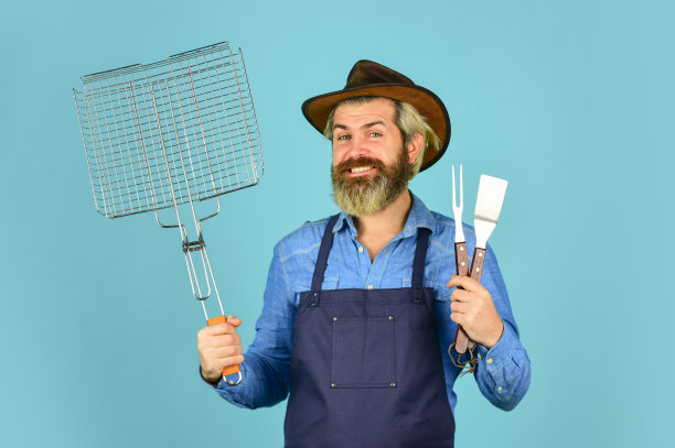 笔空气野餐。大胡子男人厨师。户外烤肉工具野餐和烧烤。准备烧烤派对。烹饪概念。夏天的周末。快乐的潮人拿着烧烤炊具图片下载