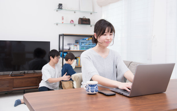 日本母亲在家工作图片下载