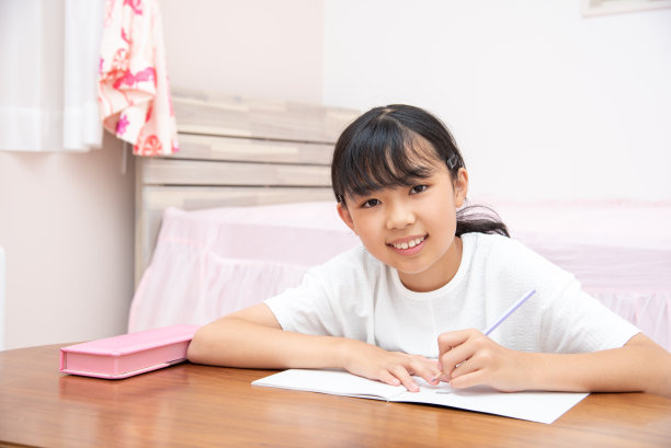 在儿童房学习的小学女孩图片下载