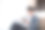 一个在客厅用智能手机的男人图片下载