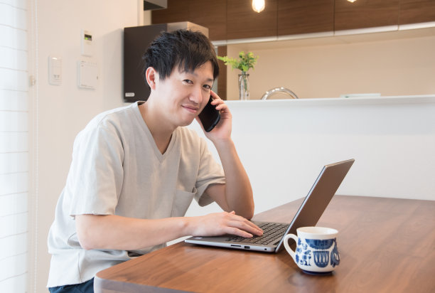 日本男人在家里的客厅工作图片下载