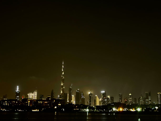 迪拜塔和朱美拉湖夜景图片下载