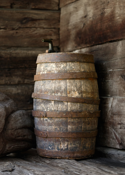 古老的木桶，棕色质朴的背景图片下载