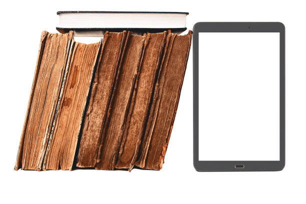 堆栈旧精装棕色的书，新书和现代数字平板与空白白色屏幕孤立在白色与反射。旧的和新的。模拟或数字读取方式的选择。模型。图片下载