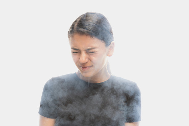 悲伤的年轻黑发女人与不同的情绪孤立在白色的背景与烟雾。心理健康、艺术、情感的概念图片下载