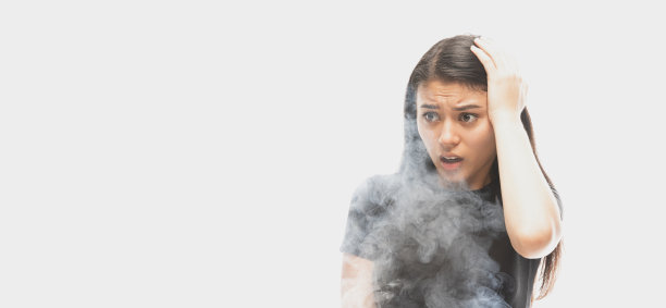 情绪年轻的黑发女人与不同的情绪孤立在白色的背景与烟雾。心理健康、艺术、情感的概念图片下载