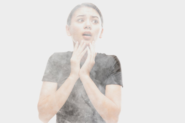 在雾中。受惊吓的年轻黑发女子与不同的情绪孤立在白色背景与烟雾。面部表情、情绪的概念图片下载