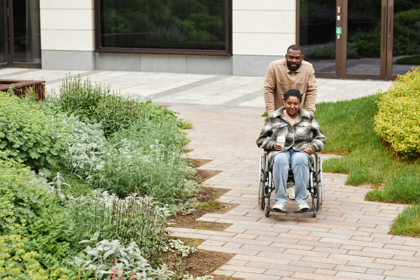 关怀夫妇与轮椅伴侣图片下载