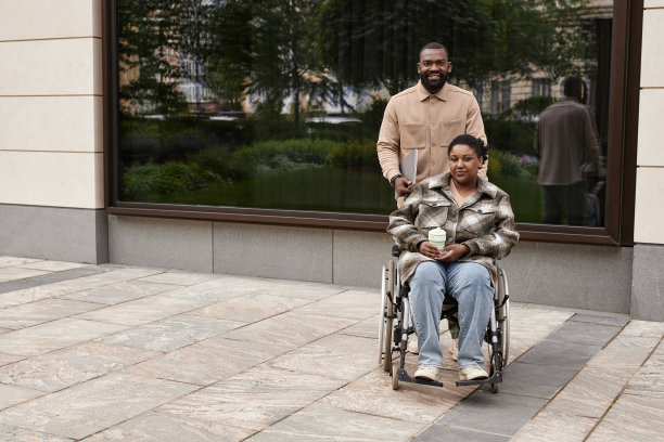 轮椅伴侣夫妇图片下载