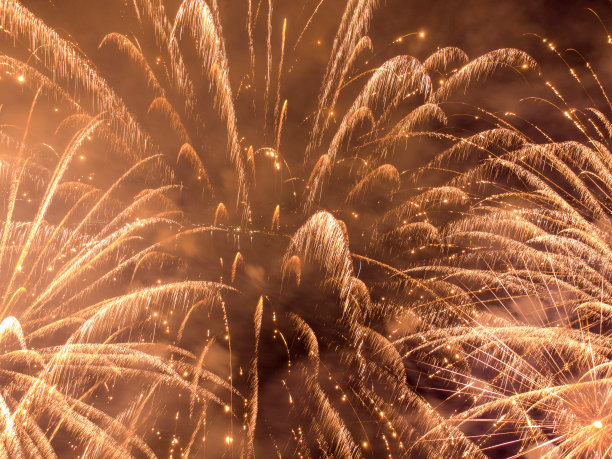 城市上空的烟花鸟瞰图图片下载