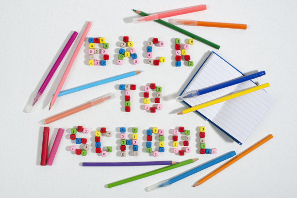 数字珠组成的单词回到学校铅笔，笔记本，蜡笔，毡尖笔。图片下载
