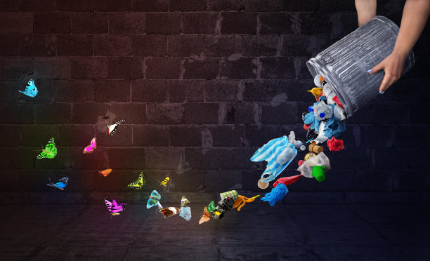 环保的概念。垃圾从桶里溢出来，在黑色的背景上以蝴蝶的形式飞舞图片下载