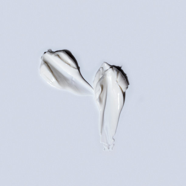 白色化妆品的样品，凝胶滴和泡沫在灰色的背景。图片下载