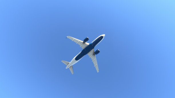 商用飞机在蓝天上飞行- 3D插图。图片下载