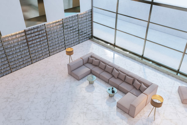 图书馆内部的俯视图，高大的书架，全景窗户，休息区和闪亮的瓷砖地板。3 d渲染。图片下载