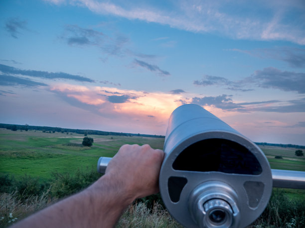 望远镜日落时在视点上的望远镜图片下载