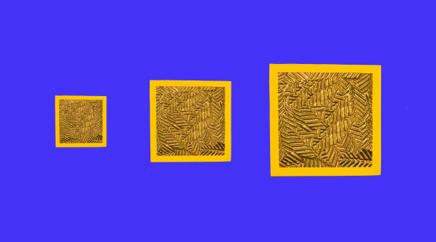 三个金色的镜框在紫色的背景上，从小到大并排排列图片下载