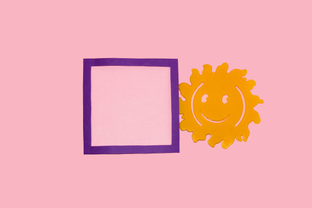 紫色画框作为复制空间，粉红色背景，旁边的阳光，创意艺术设计图片下载