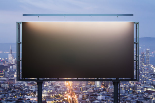 空白黑色水平广告牌的城市景观背景在晚上，正面看法。模型、广告的概念图片下载
