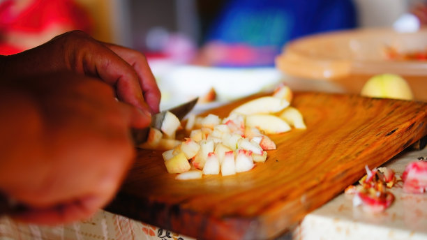 切苹果的老人，做酒精饮料的，木制厨房桌子，拉丁人，棕色的图片下载