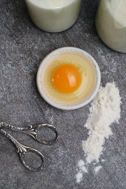 蛋黄，牛奶和面粉。图片下载