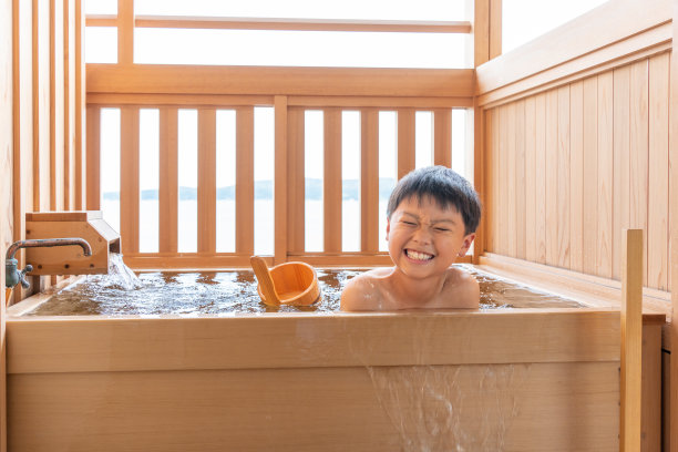 亚洲男孩在客房里露天洗澡图片下载