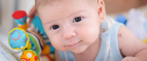 可爱的小男孩趴在地上的特写肖像图片下载