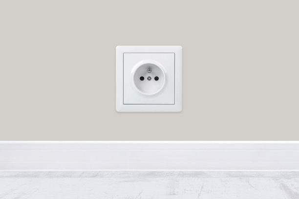白色电源插座隔离在墙上图片下载