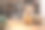 可爱的小猫的肖像咬和玩毛球在她的客厅的地板上与桌子和书柜的焦点在背景图片下载