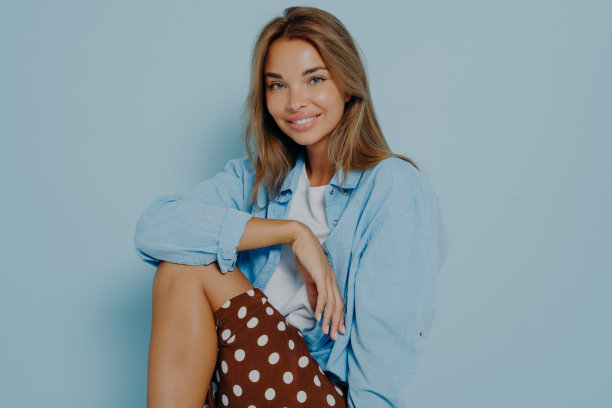 工作室时尚肖像美丽的年轻黑发女子图片下载