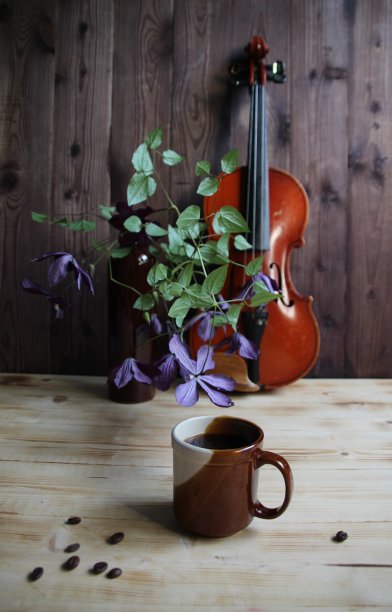 咖啡杯，小提琴，木桌上的棕色花瓶，紫色的花图片下载