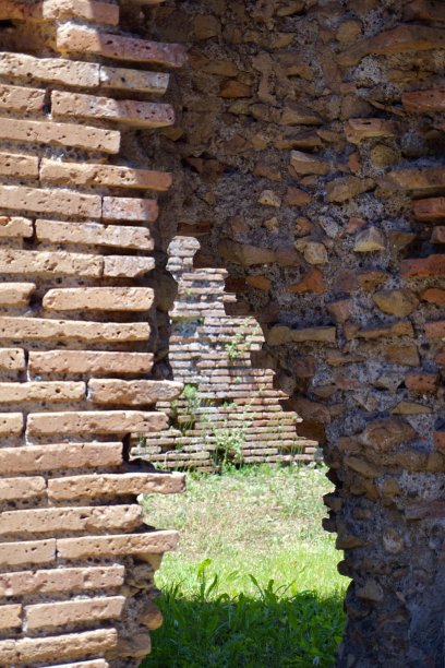 奥斯蒂亚安提卡是一个大型考古遗址，靠近现代城镇奥斯蒂亚，那是古罗马港口城市的位置，在罗马西南15英里(25公里)。图片下载