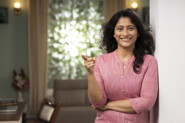 一个年轻女人在家的照片，库存照片图片下载